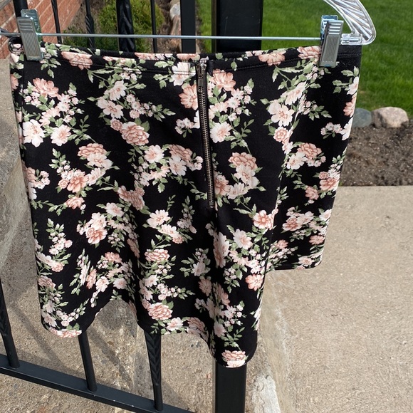 Forever 21 floral skirt - Picture 2 of 2
